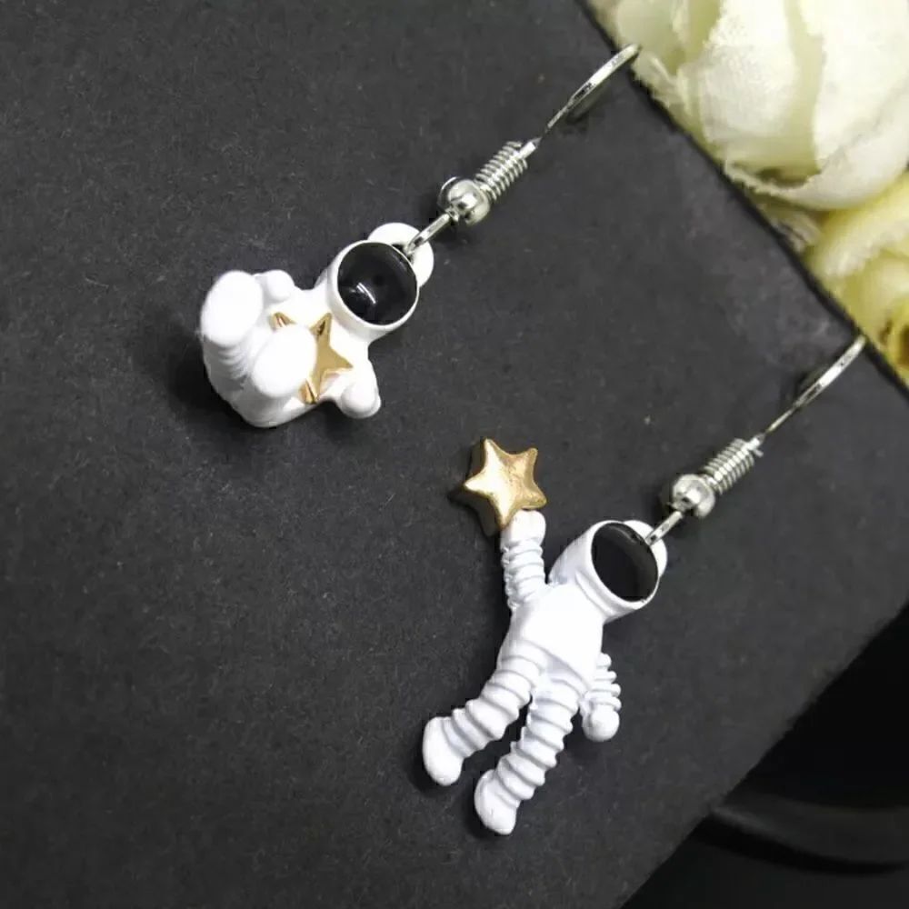 Adorable Astronaut/Spacemen Earrings   - Picture 3 of 5